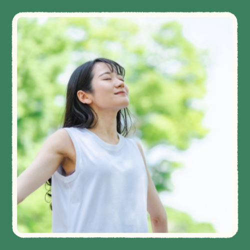 深呼吸をする女性