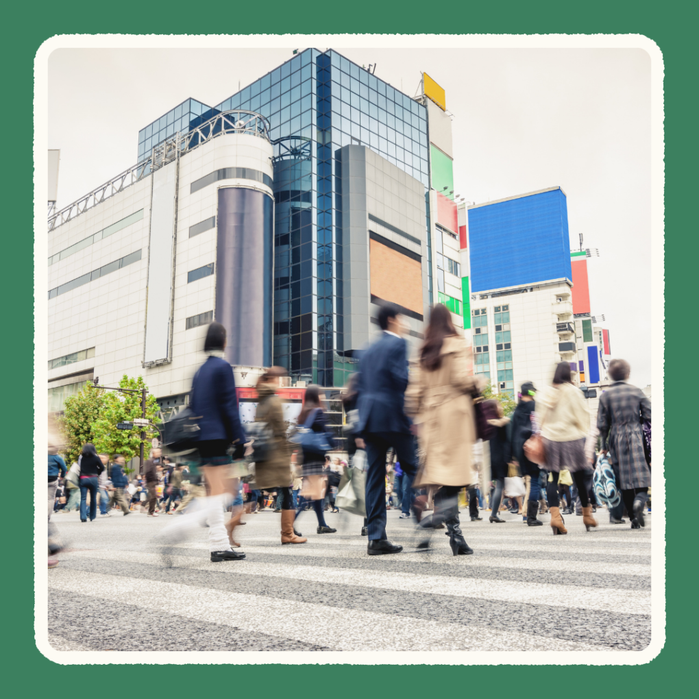 交差点を行き交う人混みの様子