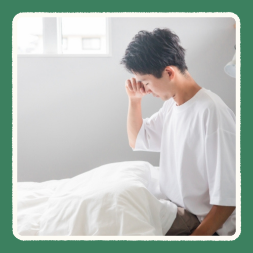 寝不足で目をこする男性